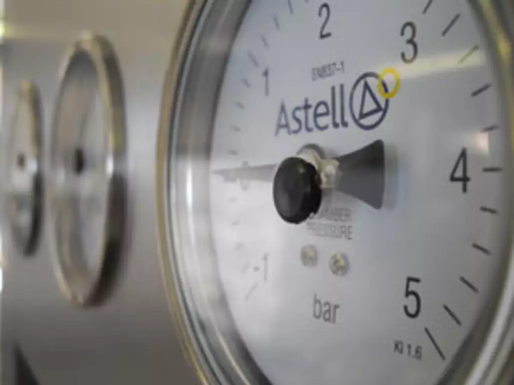 How does an autoclave work?